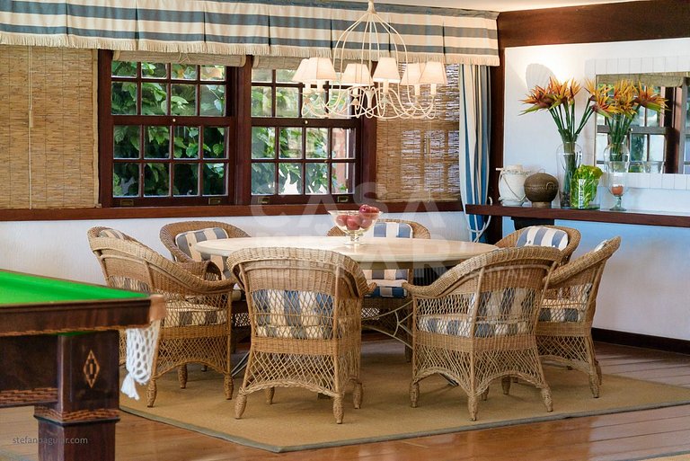 Beautiful Villa with five suites, standing on the sand of Ge