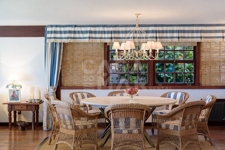 Casa com cinco suítes, pé na areia da Praia de Geribá