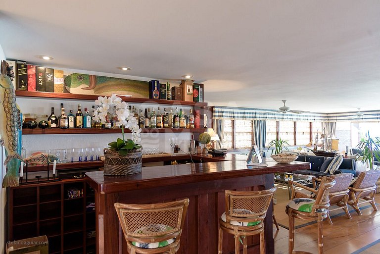 Casa com cinco suítes, pé na areia da Praia de Geribá