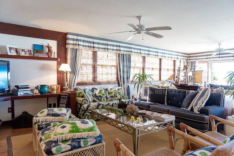 Beautiful Villa with five suites, standing on the sand of Ge