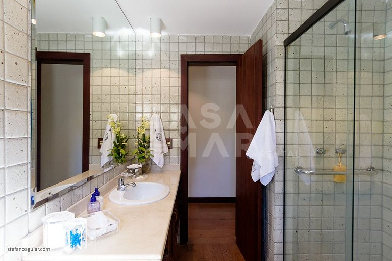 Beautiful Villa with five suites, standing on the sand of Ge