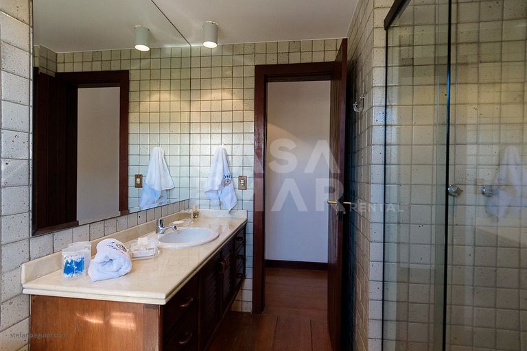 Beautiful Villa with five suites, standing on the sand of Ge