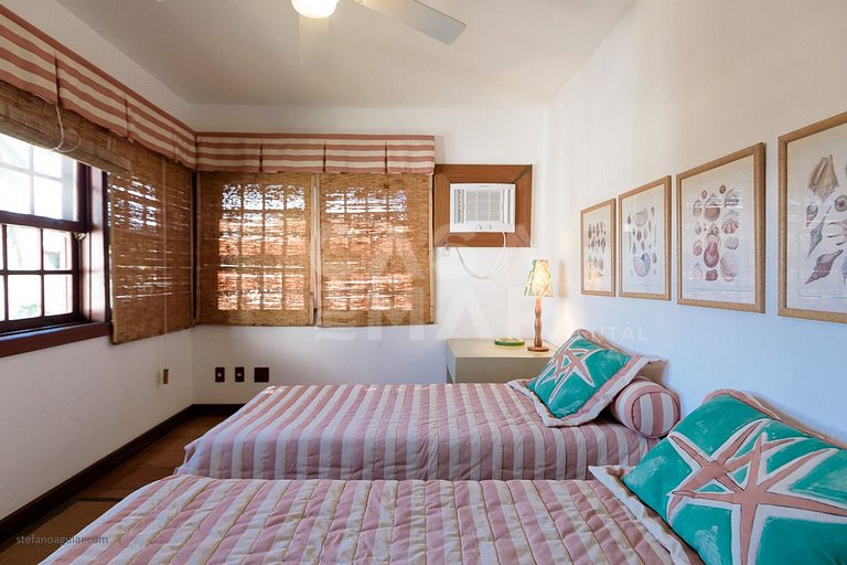 Casa com cinco suítes, pé na areia da Praia de Geribá