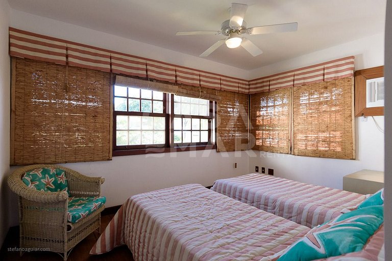 Casa com cinco suítes, pé na areia da Praia de Geribá