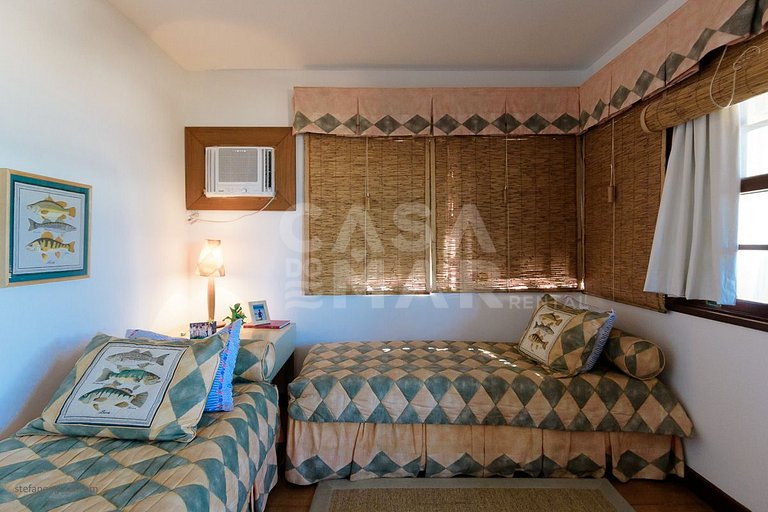 Casa com cinco suítes, pé na areia da Praia de Geribá