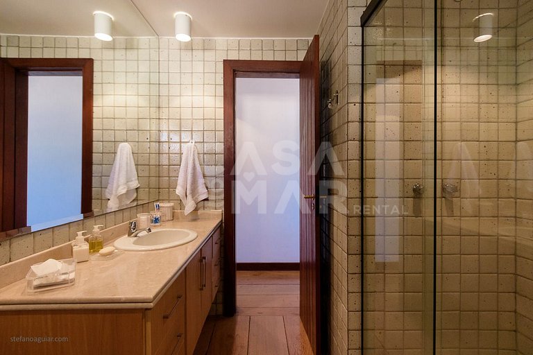 Casa com cinco suítes, pé na areia da Praia de Geribá