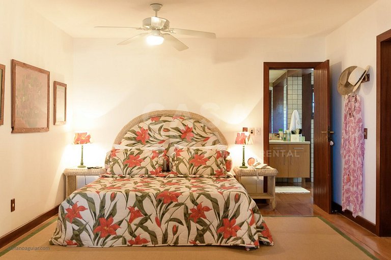 Beautiful Villa with five suites, standing on the sand of Ge