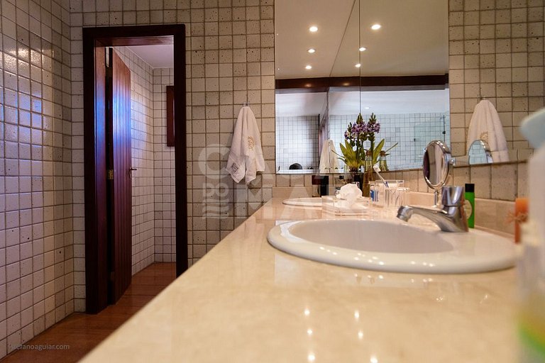 Beautiful Villa with five suites, standing on the sand of Ge