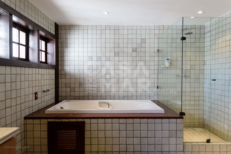 Casa com cinco suítes, pé na areia da Praia de Geribá