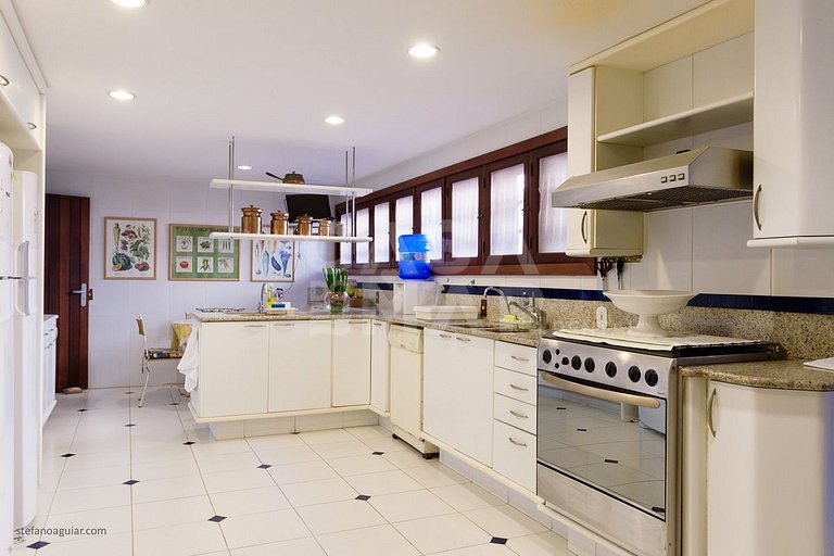 Beautiful Villa with five suites, standing on the sand of Ge