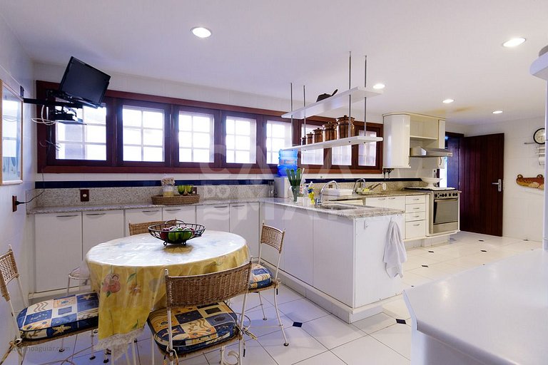 Casa com cinco suítes, pé na areia da Praia de Geribá