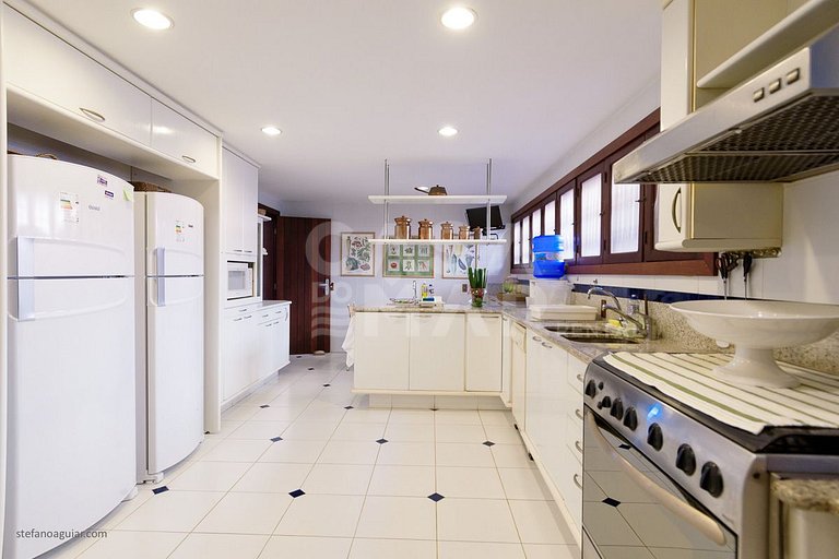 Beautiful Villa with five suites, standing on the sand of Ge