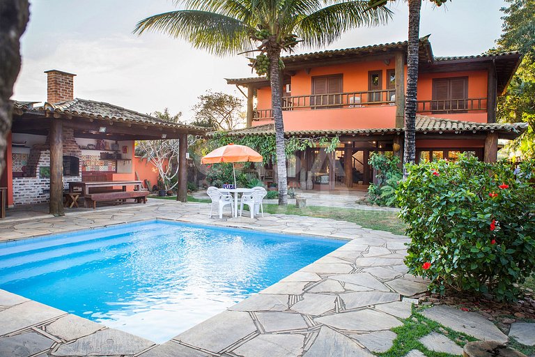 Casa com sete suítes, piscina, churrasqueira, na Ferradura