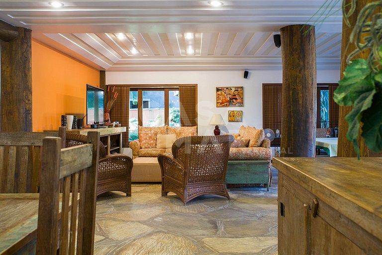 Beautiful house with seven suites, on Rua da Praia da Ferrad
