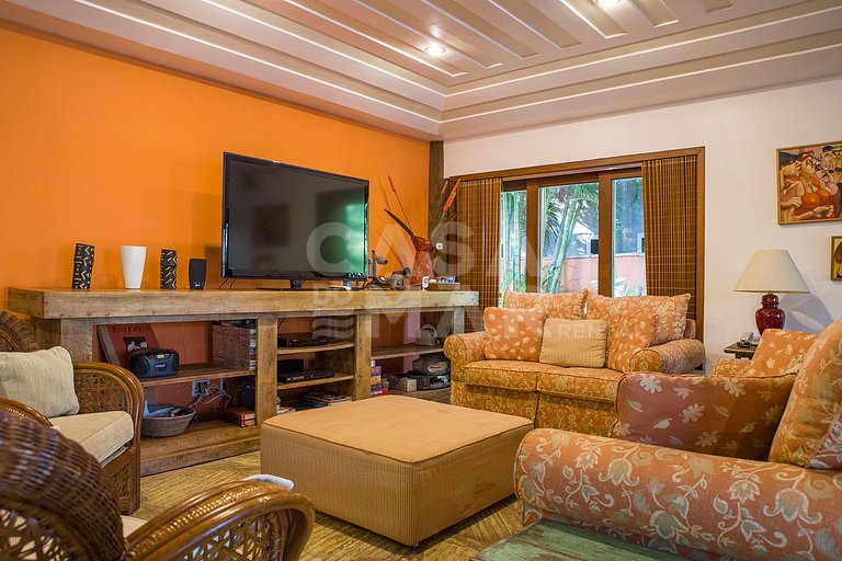 Casa com sete suítes, piscina, churrasqueira, na Ferradura