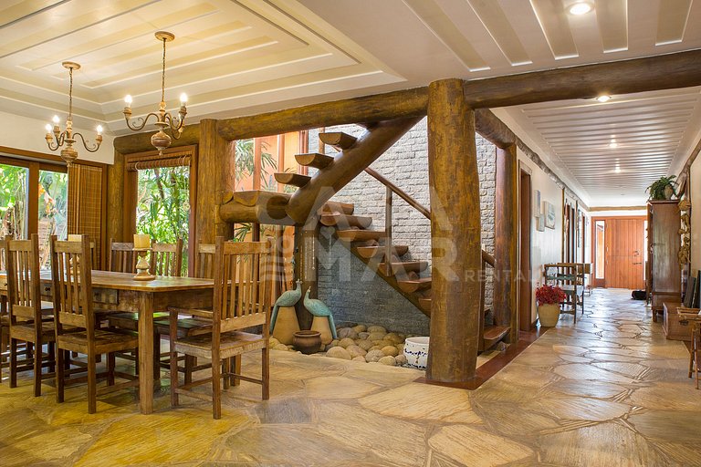 Casa com sete suítes, piscina, churrasqueira, na Ferradura