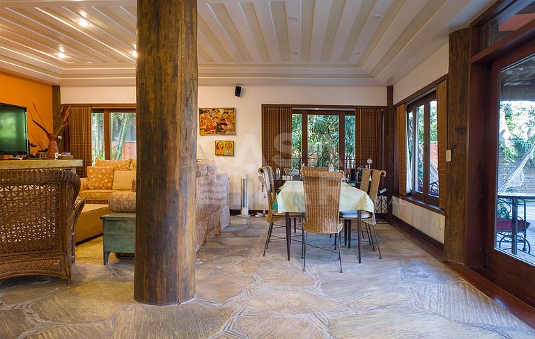 Casa com sete suítes, piscina, churrasqueira, na Ferradura