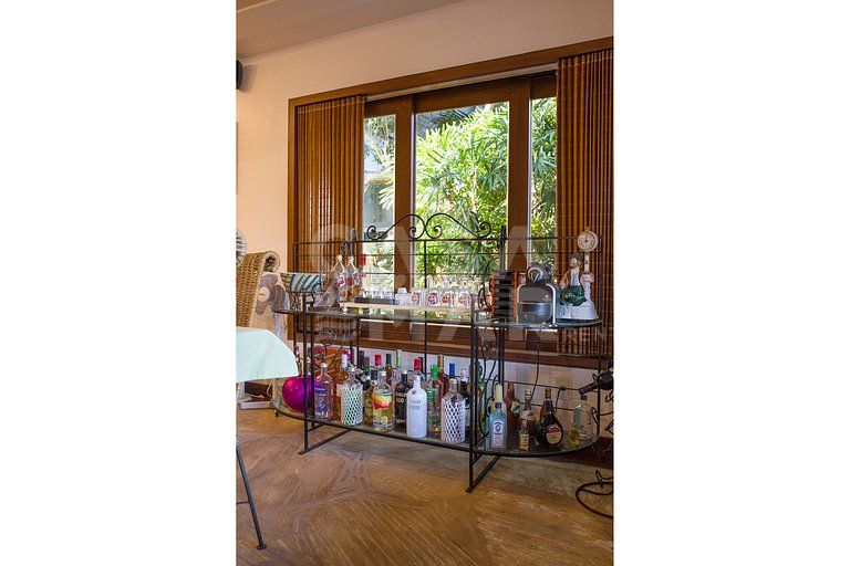 Beautiful house with seven suites, on Rua da Praia da Ferrad