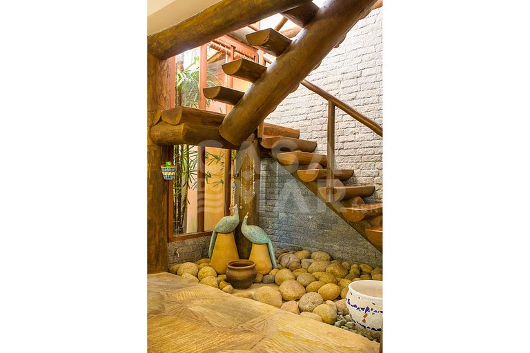 Casa com sete suítes, piscina, churrasqueira, na Ferradura