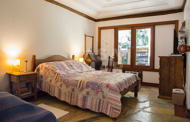 Casa com sete suítes, piscina, churrasqueira, na Ferradura