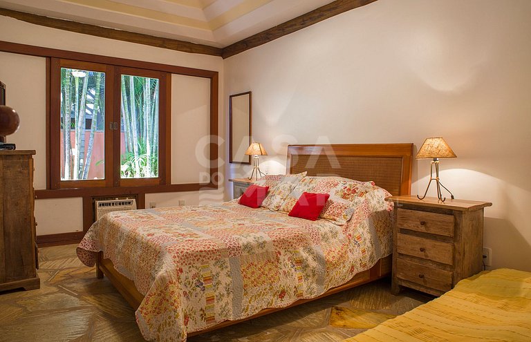 Casa com sete suítes, piscina, churrasqueira, na Ferradura