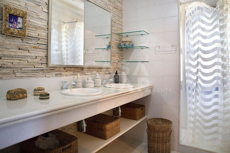 Casa com sete suítes, piscina, churrasqueira, na Ferradura