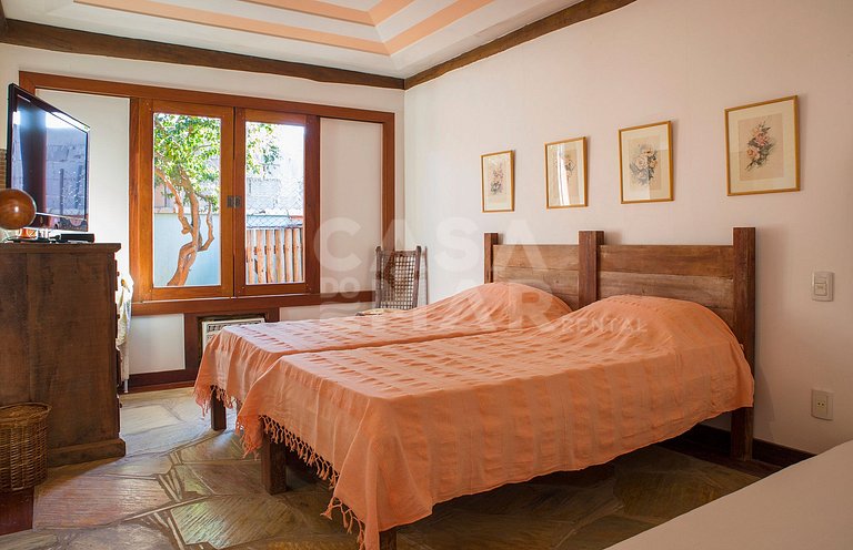 Casa com sete suítes, piscina, churrasqueira, na Ferradura