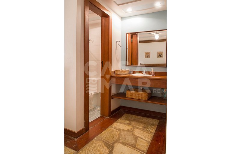 Casa com sete suítes, piscina, churrasqueira, na Ferradura