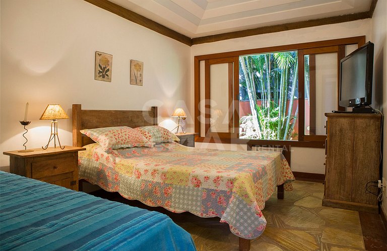 Casa com sete suítes, piscina, churrasqueira, na Ferradura