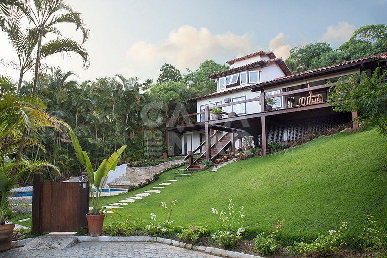 Beautiful Villa with six suites, in a condominium in the lef