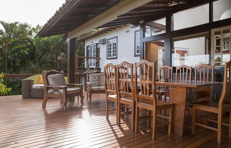 Beautiful Villa with six suites, in a condominium in the lef