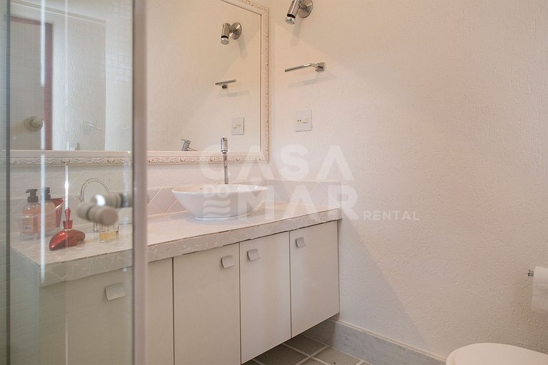 Beautiful Villa with six suites, in a condominium in the lef