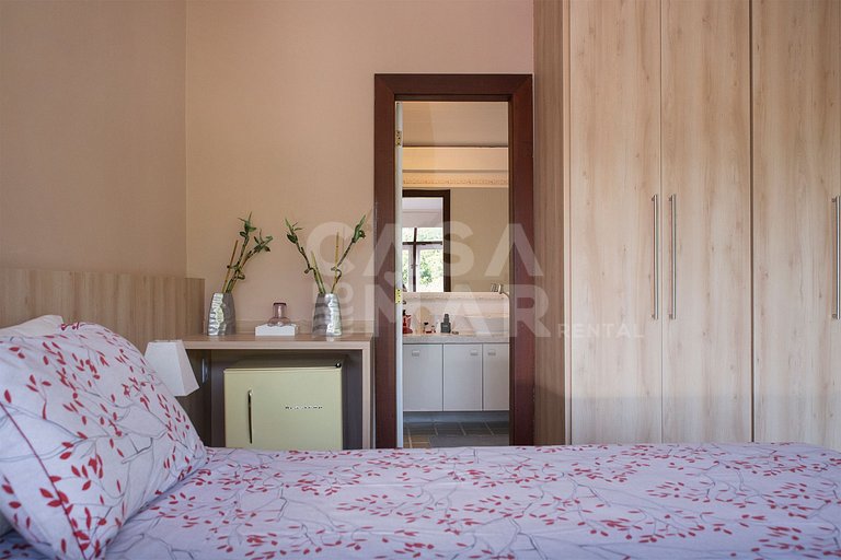 Beautiful Villa with six suites, in a condominium in the lef