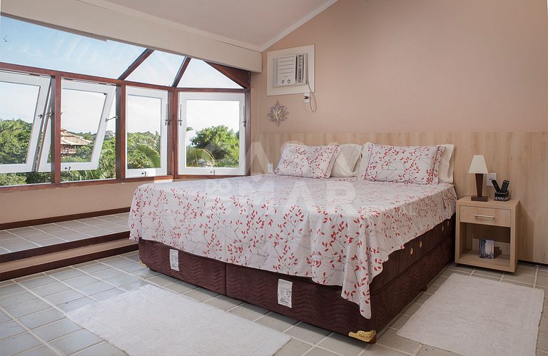 Beautiful Villa with six suites, in a condominium in the lef