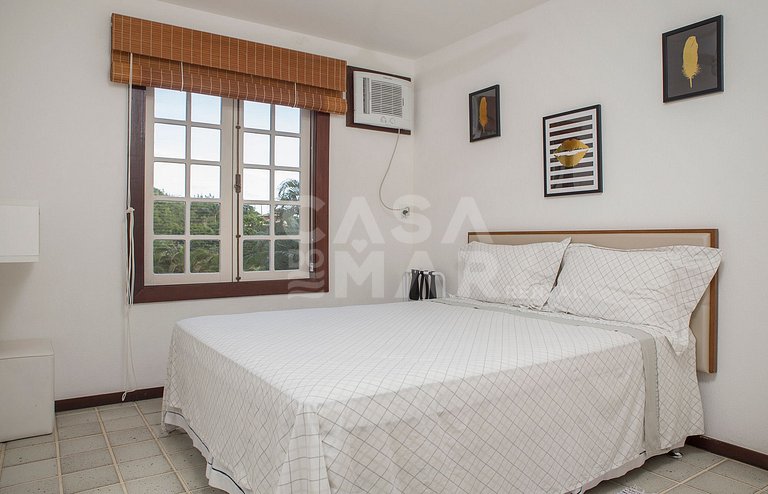 Beautiful Villa with six suites, in a condominium in the lef