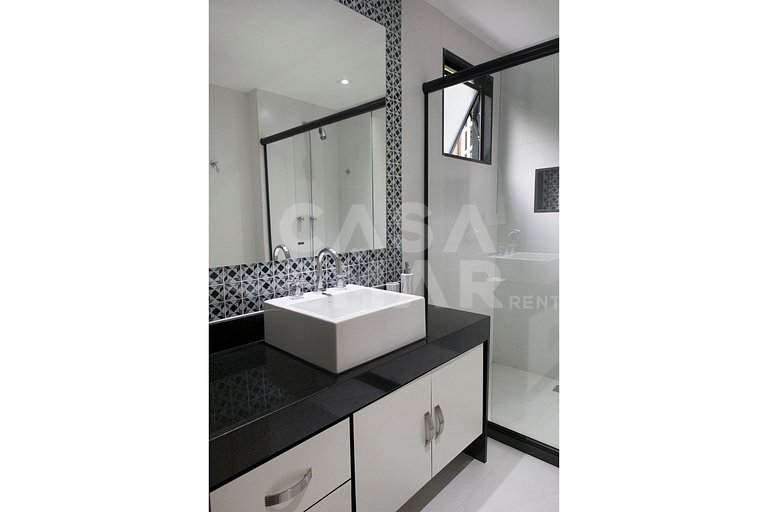 Beautiful Villa with six suites, in a condominium in the lef