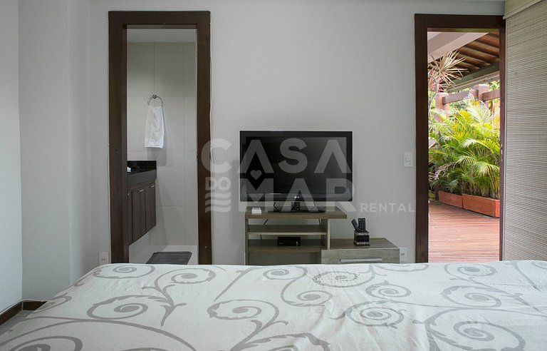 Beautiful Villa with six suites, in a condominium in the lef