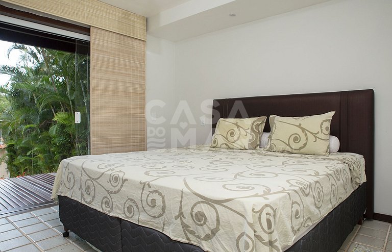 Beautiful Villa with six suites, in a condominium in the lef