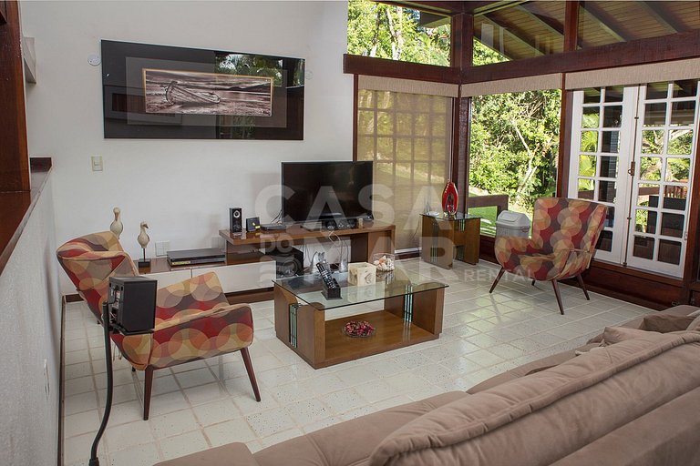 Beautiful Villa with six suites, in a condominium in the lef