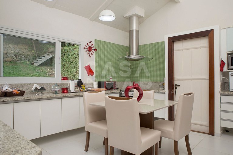 Beautiful Villa with six suites, in a condominium in the lef