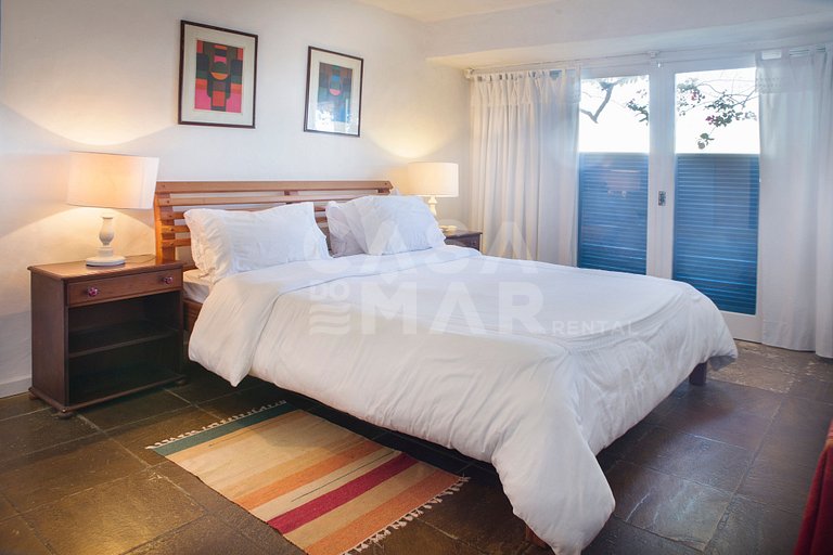 Beautiful house with six suites, facing the sea, with the mo