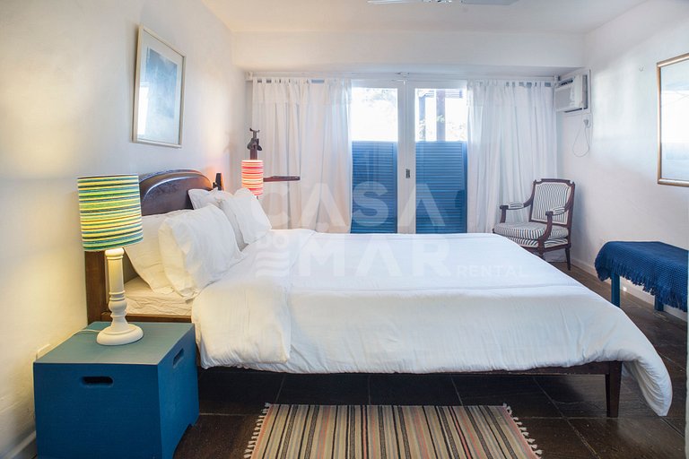 Beautiful house with six suites, facing the sea, with the mo