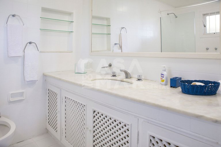 Casa com seis suítes, frente mar, piscina, sauna, completa