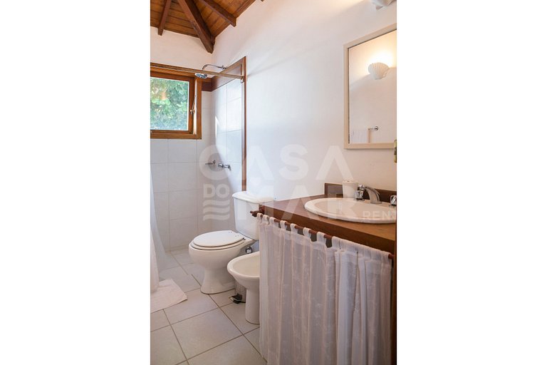 Casa com seis suítes, frente mar, piscina, sauna, completa