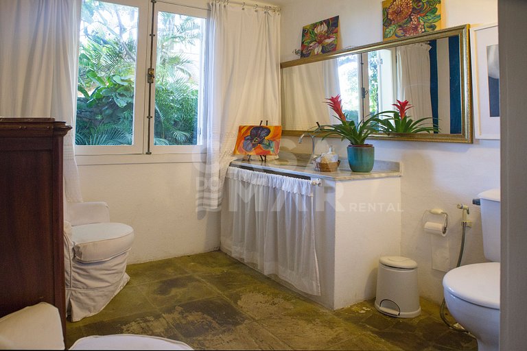Casa com seis suítes, frente mar, piscina, sauna, completa