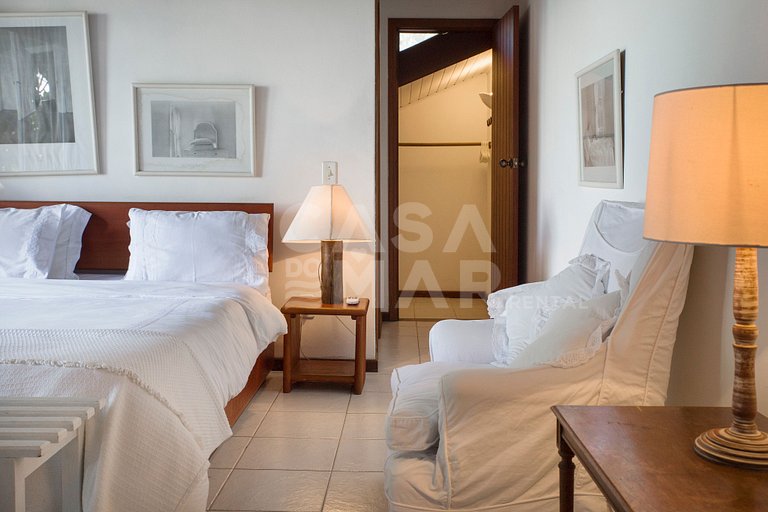 Beautiful house with six suites, facing the sea, with the mo