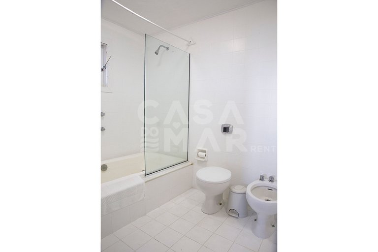 Casa com seis suítes, frente mar, piscina, sauna, completa