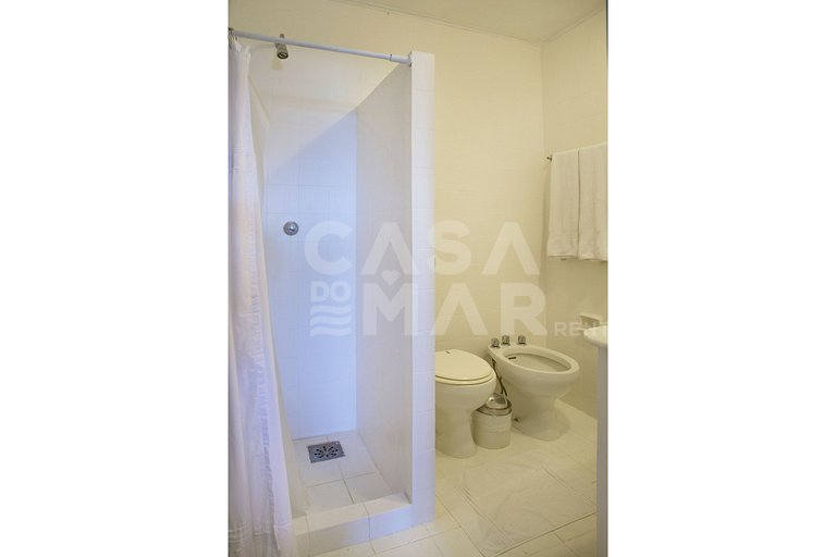 Casa com seis suítes, frente mar, piscina, sauna, completa