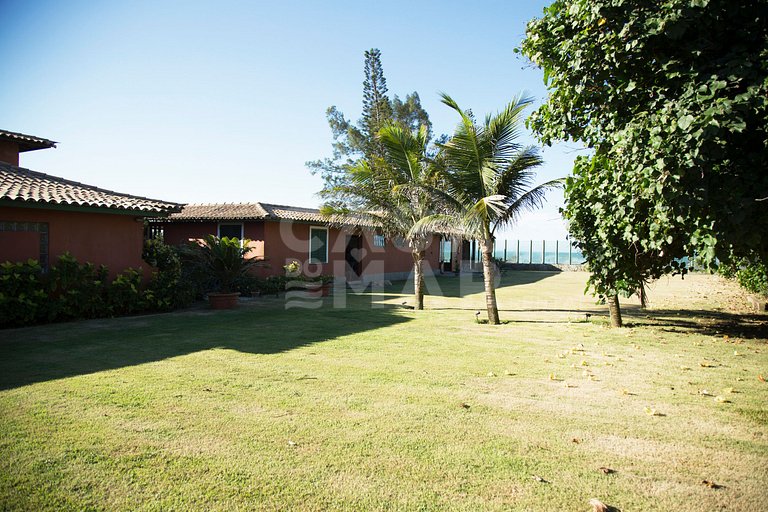Casa com cinco suítes, frente mar, piscina, churrasqueira
