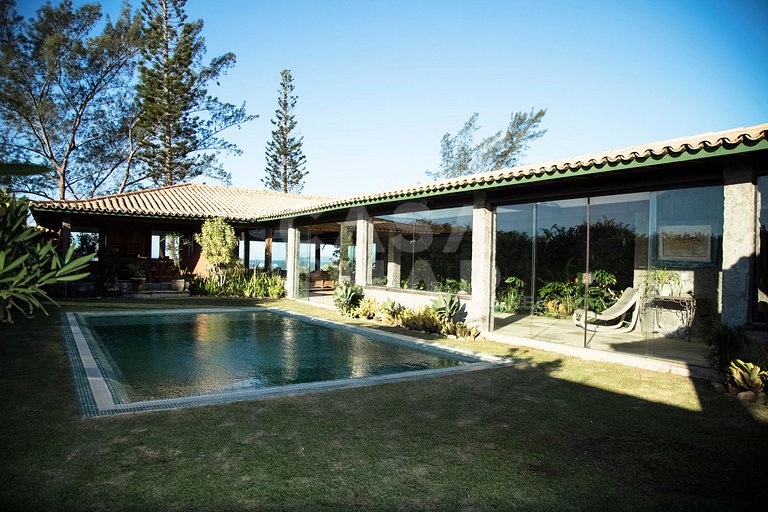 Casa com cinco suítes, frente mar, piscina, churrasqueira